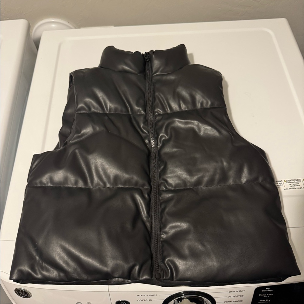 Medium black puffer vest